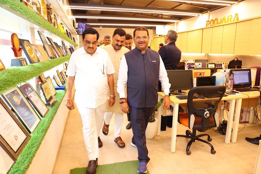 CRPaatil's tweet photo. રાજકોટ ખાતે યોગેશભાઈ પુજારા અને પુજારા ટેલીકોમ પરિવારના સભ્યો સાથે શુભેચ્છા મુલાકાત કરી. પુજારા ટેલિકોમ ગૃપની ગ્રાહક સુવિધાઓ નિહાળી. યોગેશભાઈ, રાહિલભાઈ પુજારા તેમજ એમની ટીમના સભ્યોને શુભેચ્છાઓ પાઠવી. https://t.co/CKwgEcmvO6