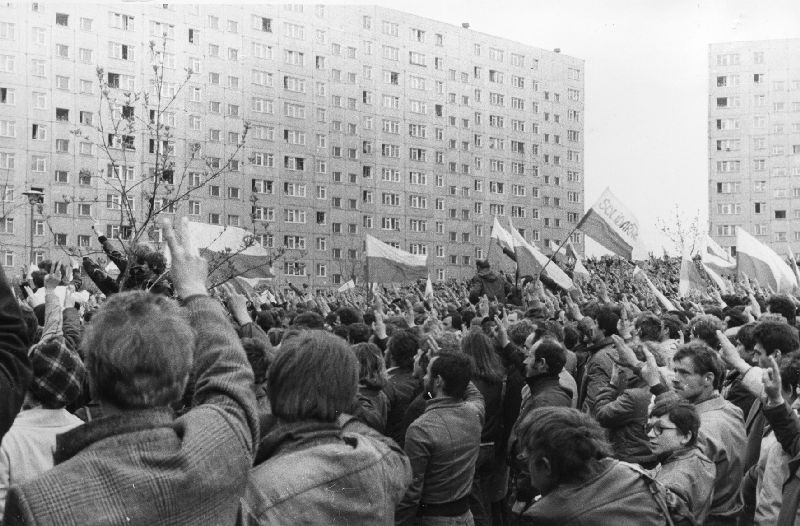 ipngovpl_eng's tweet photo. 39 years ago today, after 586 days #MartialLawInPoland was abolished. It appeared that the communists had emerged victorious from the battle with society, but #SolidarityPL and other opposition groups proved impossible to destroy, just as freedom of speech or independent culture. https://t.co/IFBM4FyrNo