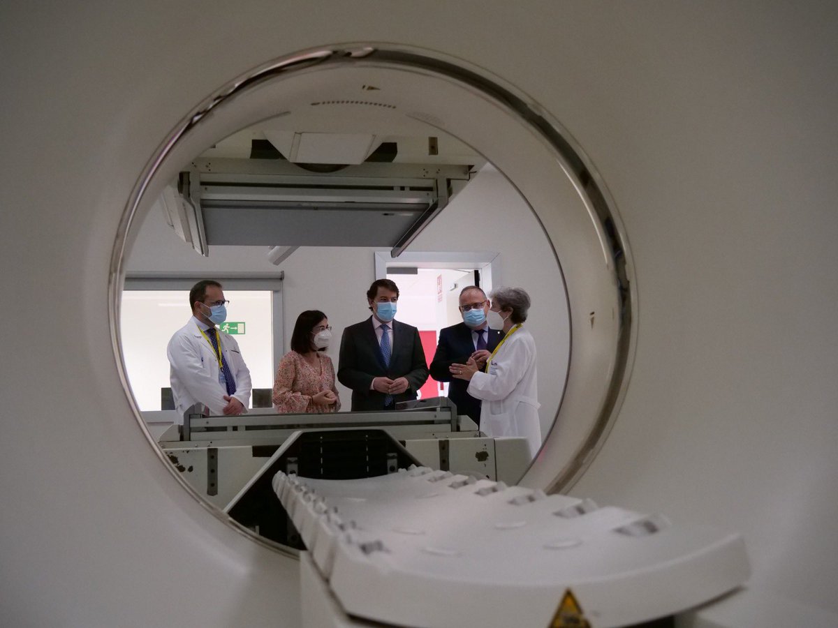 CarolinaDarias's tweet photo. Desde el Gobierno de España @sanidadgob vamos a invertir más de 38 Millones € en equipos de Alta Tecnología en los hospitales de Castilla y León. Seguimos mejorando la vida de la gente. Este es nuestro compromiso y nuestra determinación. #FondosNextGeneration 🇪🇺🇪🇸 https://t.co/DWfolB9VOu