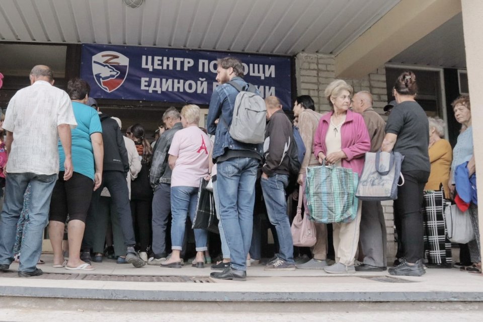 odmirlug's tweet photo. 📌В Рубежном открылся центр помощи Всероссийской политической партии «Единая Россия»

– Сегодня мы привезли более 1500 упаковок гречки, более 3000 мясных консерв и более 600 бутылок питьевой воды, – отметил активист ОД «Мир Луганщине».

https://t.co/duHSZNa5bP https://t.co/vVLKKEW6SE