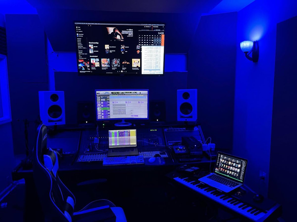 BocaEntGroup's tweet photo. There is no I in Team.     #musicislife #teamworkmakesthedreamwork https://t.co/jVXdiwQQrf