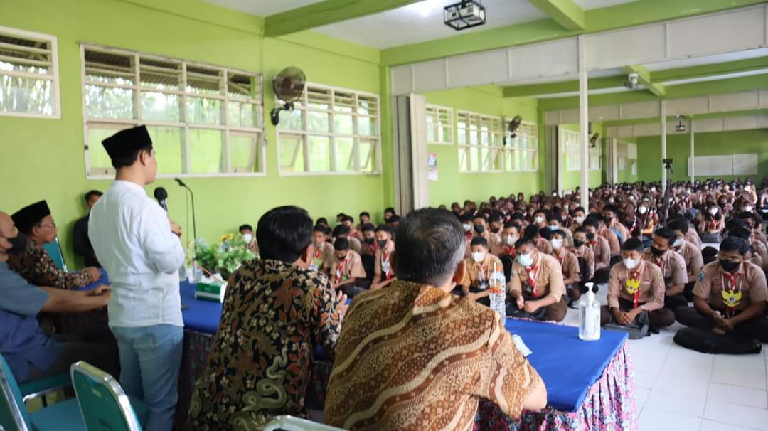 gusbarra__'s tweet photo. Alhamdulillah kali ini memberikan materi acara MPLS ( Masa Pengenalan Lingkungan Sekolah) di SMAN 1 Bangsal Mojokerto.
#gusbarra
#mojokerto
#jawatimur https://t.co/9PBQGQnUG3
