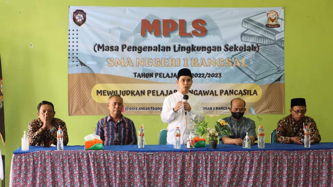 gusbarra__'s tweet photo. Alhamdulillah kali ini memberikan materi acara MPLS ( Masa Pengenalan Lingkungan Sekolah) di SMAN 1 Bangsal Mojokerto.
#gusbarra
#mojokerto
#jawatimur https://t.co/9PBQGQnUG3