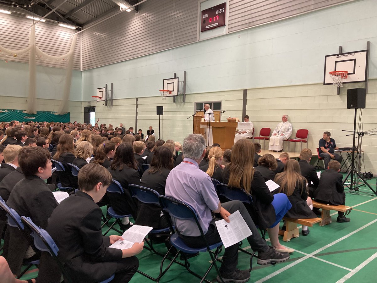 CACHSChaplaincy's tweet photo. Ending the year with our first whole school Mass since 2019! Thanks so much to Fr. Chris, Fr. Alf, and all those who contributed and participated to make it such a joyful celebration. Have a wonderful summer! https://t.co/RNt6JaF8Hz