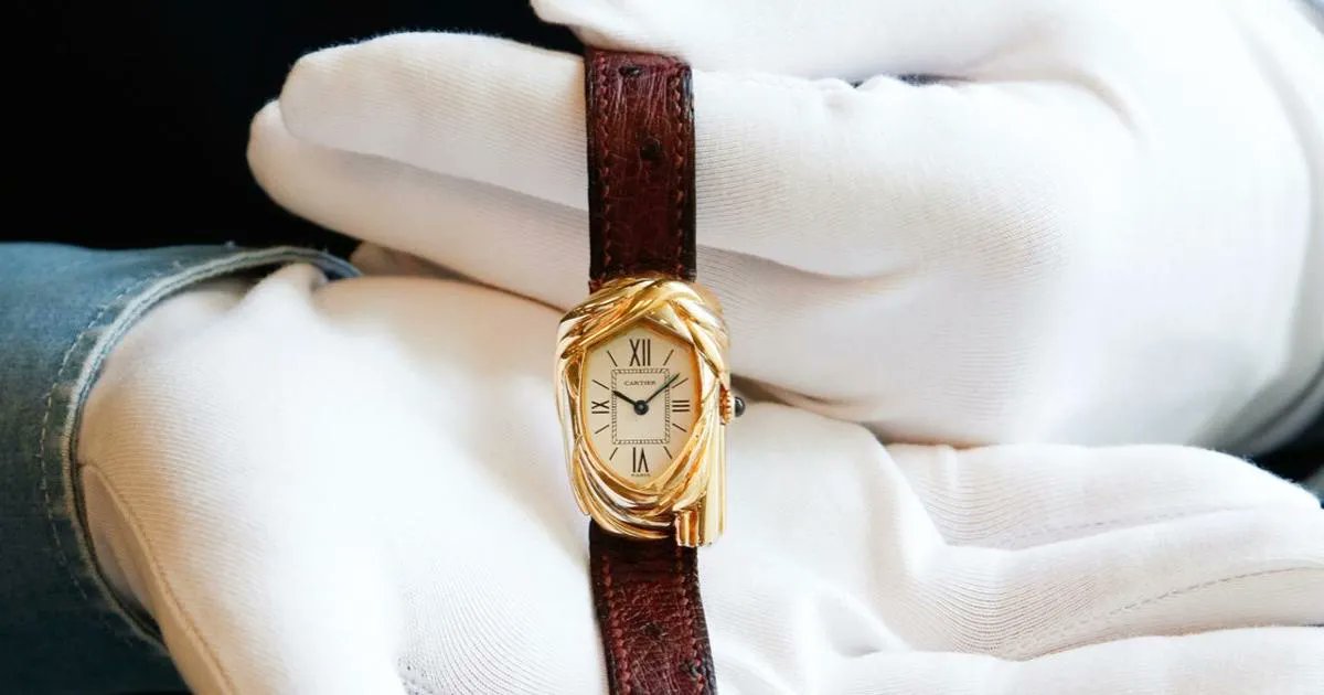 ParisArtDeVivre's tweet photo. This ultra rare watch #Cheich created by @Cartier for #ThierrySabine in the 1980s will be auctioned at @Sothebys in #Paris next September... ⌚️✨
https://t.co/FN7AofNh6O @Le_Figaro #ParisDakar #Watchlover https://t.co/ekrdinUuBP