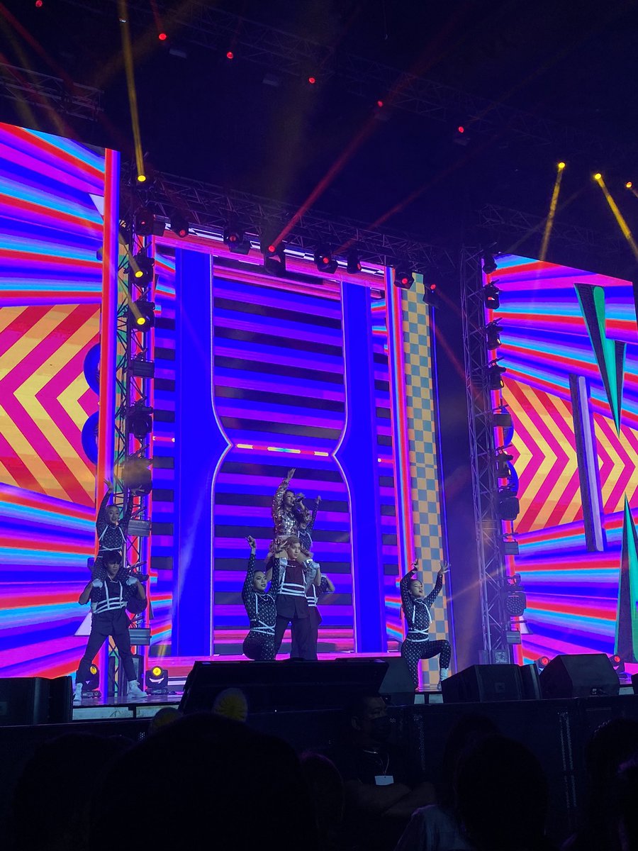 kwonaerimiese's tweet photo. — Lady Pipay now performing JLo’s “On The Floor!” 💗— #BeYouWithRedVelvet https://t.co/gCgzXie8iY