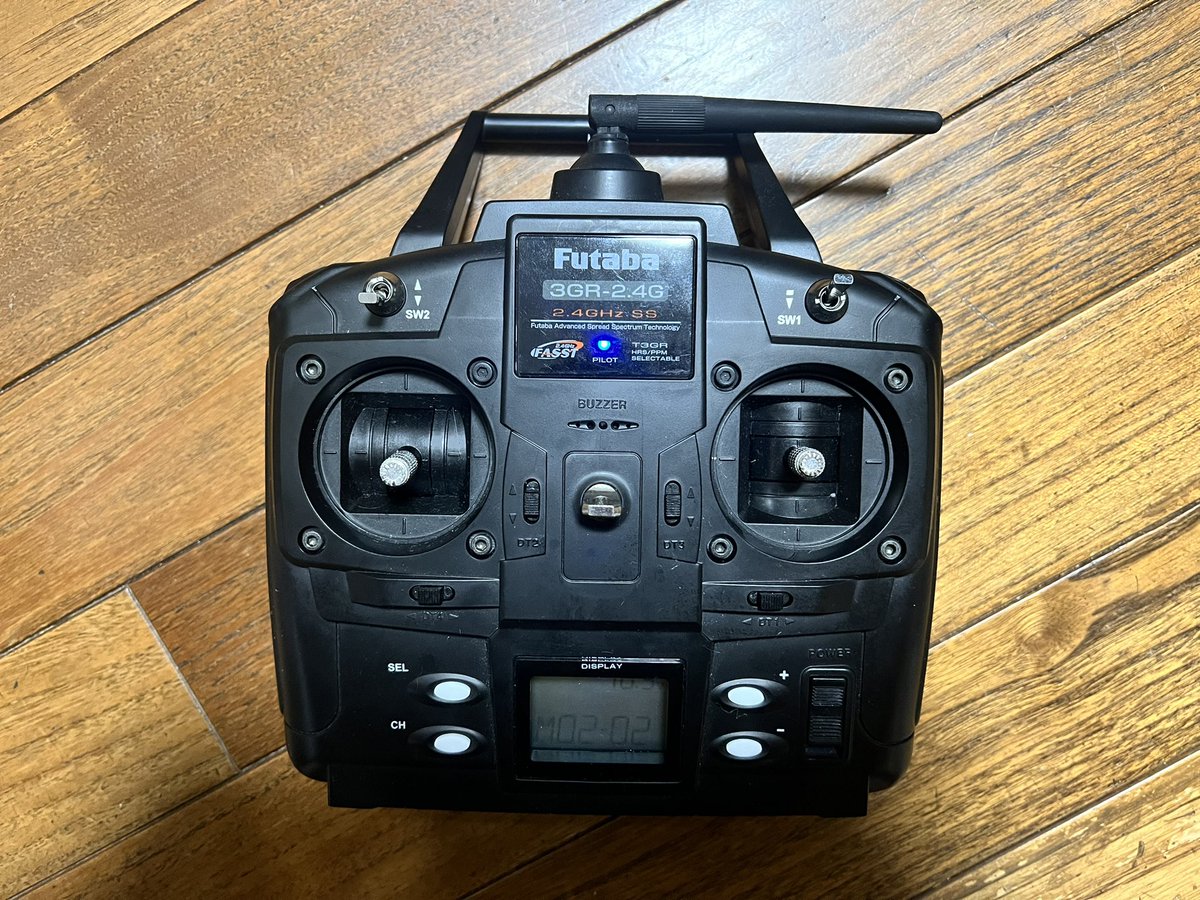 shun_chocolat's tweet photo. 15年前にラジドリ現役だった頃のシャーシ、純正受信機だけ新しい方に移植してこっちにAmazonで買った社外の受信機装着、コレで2台とも走れるようになった😆
#TA05
#ケツカキ仕様
#スティックプロポ
#3GR
#フタバ
#FASST https://t.co/Ox27xEFRe0