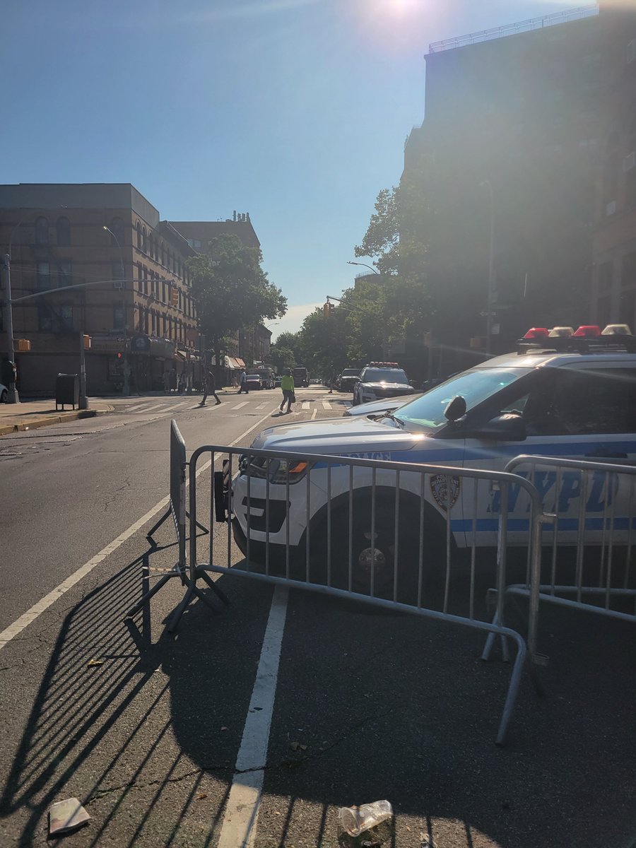 walt_deko's tweet photo. @NYPD88Pct  why are you blocking the bike lane right outside your building on Classon and Dekalb?

@bikenewyork @BrooklynSpoke this looks pretty intentional with the barricade, no? https://t.co/310BmxdR2A