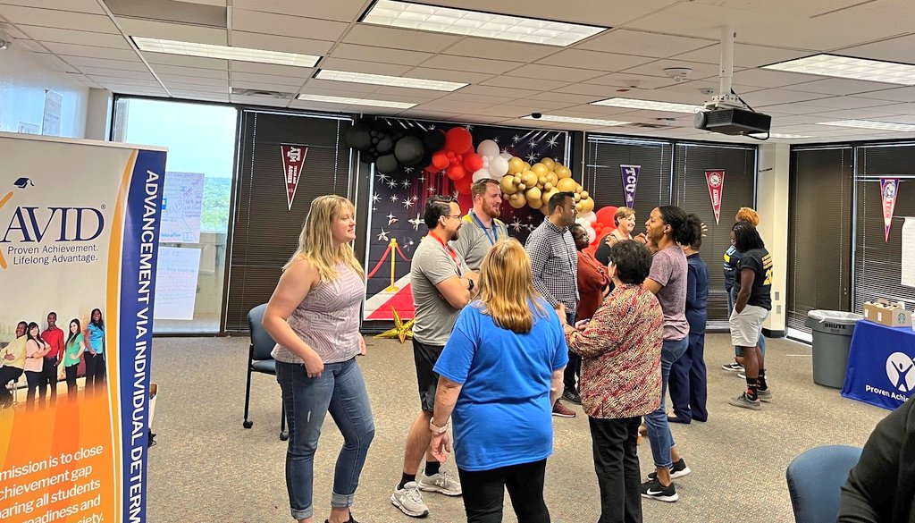 DALLASISDAVID's tweet photo. AVID Brown Bag Summer Professional Learning in Dallas ISD! Our educators are fired 🔥 up and ready for a new school year! Such a great week of engaging and impactful learning! https://t.co/FnZUbxqeR5