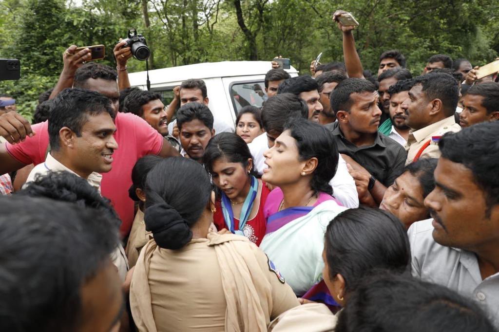 realyssharmila's tweet photo. కాళేశ్వరం ప్రజాధనంతో కట్టిన ప్రాజెక్టు.KCR కుటుంబమో, మెగా కృష్ణారెడ్డి సొంత డబ్బులతో కట్టింది కాదు. ప్రాజెక్టు మునిగితే ‘మెగా’పై చర్యలేవి? పోలీసులు ప్రాజెక్టు సందర్శనకు ఎందుకు అనుమతించడం లేదు? KCR, మెగా కృష్ణారెడ్డి అక్రమాలు బయటపడుతాయనా? కాళేశ్వరం లోగుట్టు జనానికి తెలుస్తుందనా? https://t.co/yGbAuO8U4r