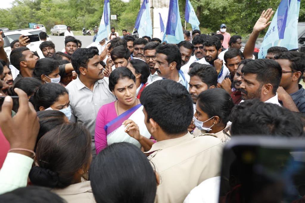 realyssharmila's tweet photo. కాళేశ్వరం ప్రజాధనంతో కట్టిన ప్రాజెక్టు.KCR కుటుంబమో, మెగా కృష్ణారెడ్డి సొంత డబ్బులతో కట్టింది కాదు. ప్రాజెక్టు మునిగితే ‘మెగా’పై చర్యలేవి? పోలీసులు ప్రాజెక్టు సందర్శనకు ఎందుకు అనుమతించడం లేదు? KCR, మెగా కృష్ణారెడ్డి అక్రమాలు బయటపడుతాయనా? కాళేశ్వరం లోగుట్టు జనానికి తెలుస్తుందనా? https://t.co/yGbAuO8U4r