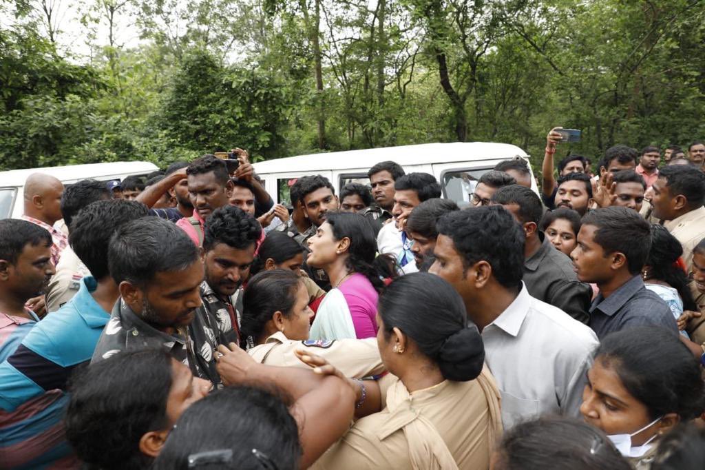 realyssharmila's tweet photo. కాళేశ్వరం ప్రజాధనంతో కట్టిన ప్రాజెక్టు.KCR కుటుంబమో, మెగా కృష్ణారెడ్డి సొంత డబ్బులతో కట్టింది కాదు. ప్రాజెక్టు మునిగితే ‘మెగా’పై చర్యలేవి? పోలీసులు ప్రాజెక్టు సందర్శనకు ఎందుకు అనుమతించడం లేదు? KCR, మెగా కృష్ణారెడ్డి అక్రమాలు బయటపడుతాయనా? కాళేశ్వరం లోగుట్టు జనానికి తెలుస్తుందనా? https://t.co/yGbAuO8U4r