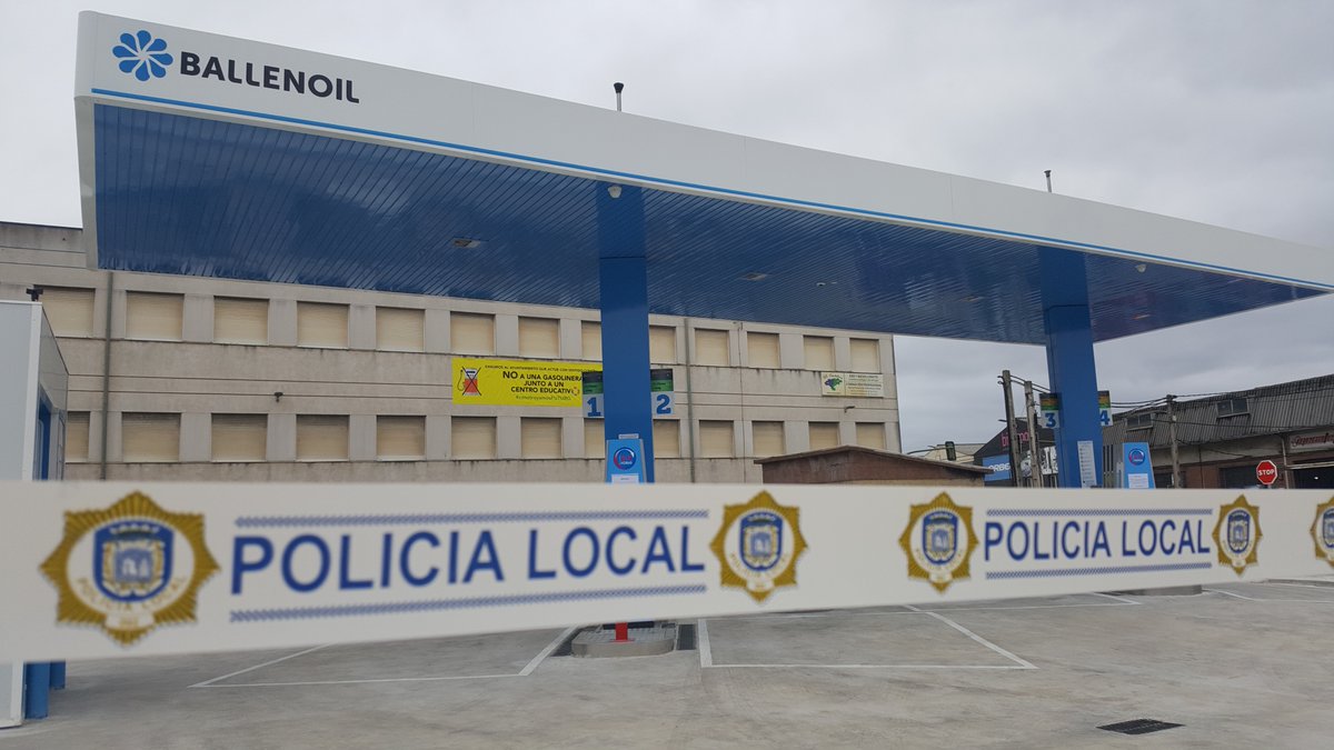 Hoy la Policía Local ha precintado la gasolinera <a href="/ballenoil/">Ballenoil</a> por abrir sin licencia ni inspecciones de seguridad obligatorias. No podemos permitir que tan irresponsables manos manejen 60.000 litros de combustible junto a las aulas <a href="/gemaigual/">Gema Igual Ortiz</a> <a href="/cdiazmaza/">César Díaz Maza</a> <a href="/JavierCeruti/">Javier Ceruti</a> <a href="/LomboMarina/">Marina Lombó</a>