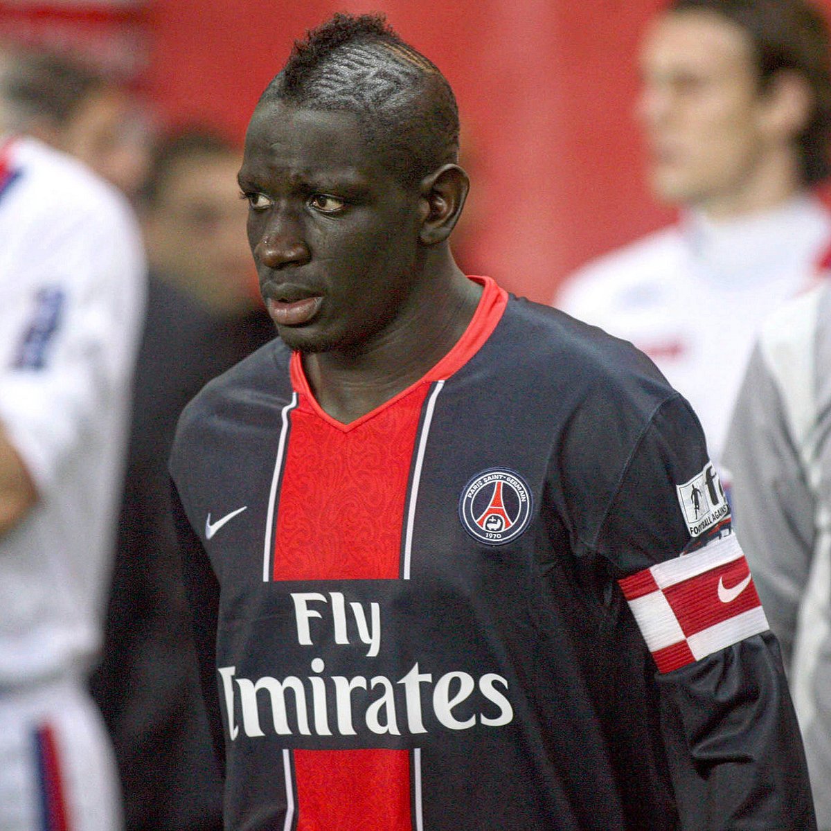 CuriosidadesEU's tweet photo. Sakho: "Eu perdi meu pai aos 13 anos. Logo tive que me tornar um homem. Para mim, não era uma opção jogar futebol, foi uma obrigação. Ontem alguém me perguntou se era difícil ser capitão do PSG aos 17 anos, pra mim o mais difícil foi me tornar capitão da minha família aos 13". https://t.co/rgZt9LAxOJ