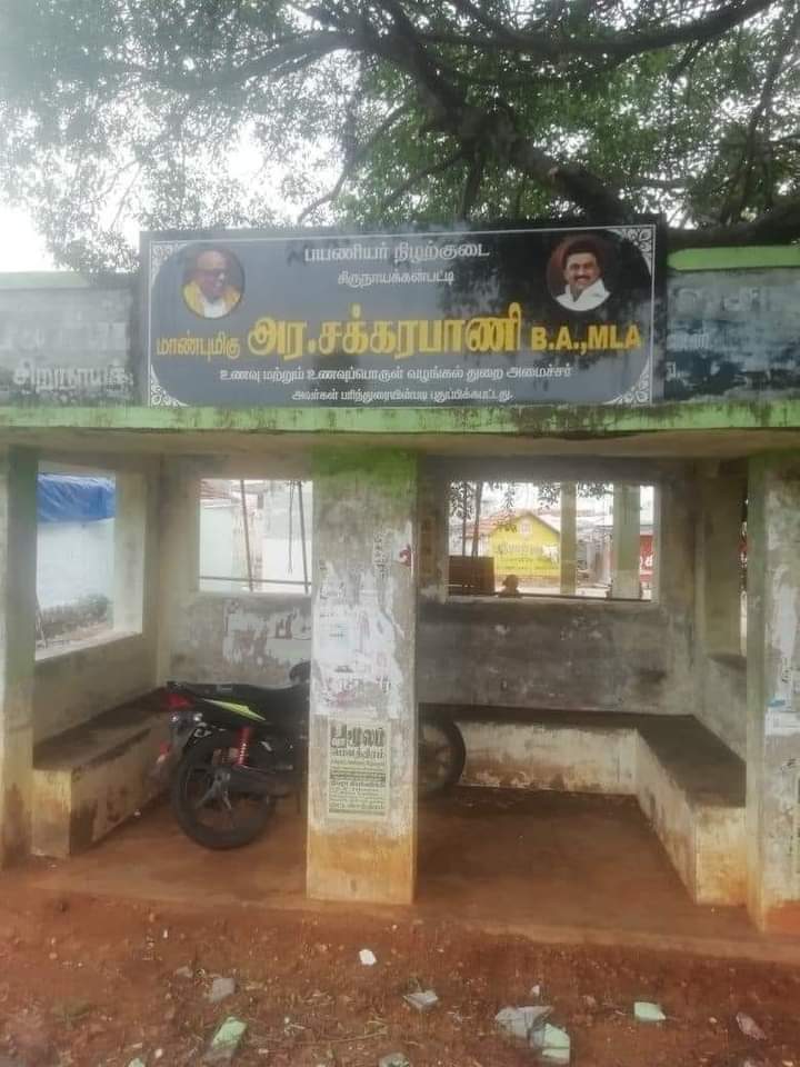 Tamilkumaran00's tweet photo. @ProudTamizhan1 கட்டுமரத்தோட பேனா அவ்வளவு நீளமா?
கட்டிலையும் கூலரையும் கூவத்தில வைப்பார்களா? https://t.co/dz5OFqfIeD
