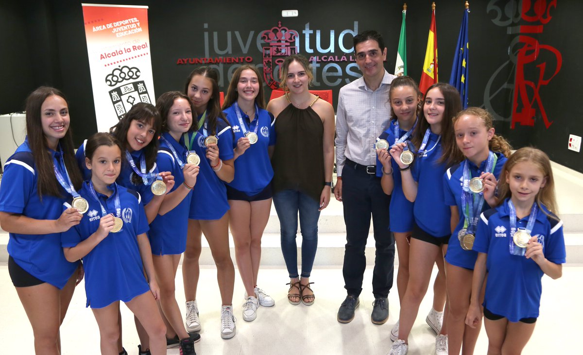 Alcala_la_Real's tweet photo. #AlcalálaReal
EL AYUNTAMIENTO RECIBE AL CLUB BARUCA Y A LA JUGADORA DE PÁDEL PAULA GARCÍA POR SUS RECIENTES LOGROS
El alcalde y la edil de Deportes los han felicitado y trasladado el respaldo del equipo de gobierno
https://t.co/zYdJILA69Q https://t.co/w96smHHche