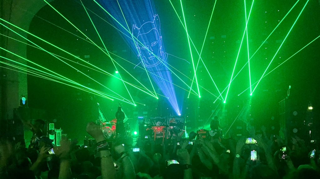 WeAreCedarRoom's tweet image. Roof came off 🔥