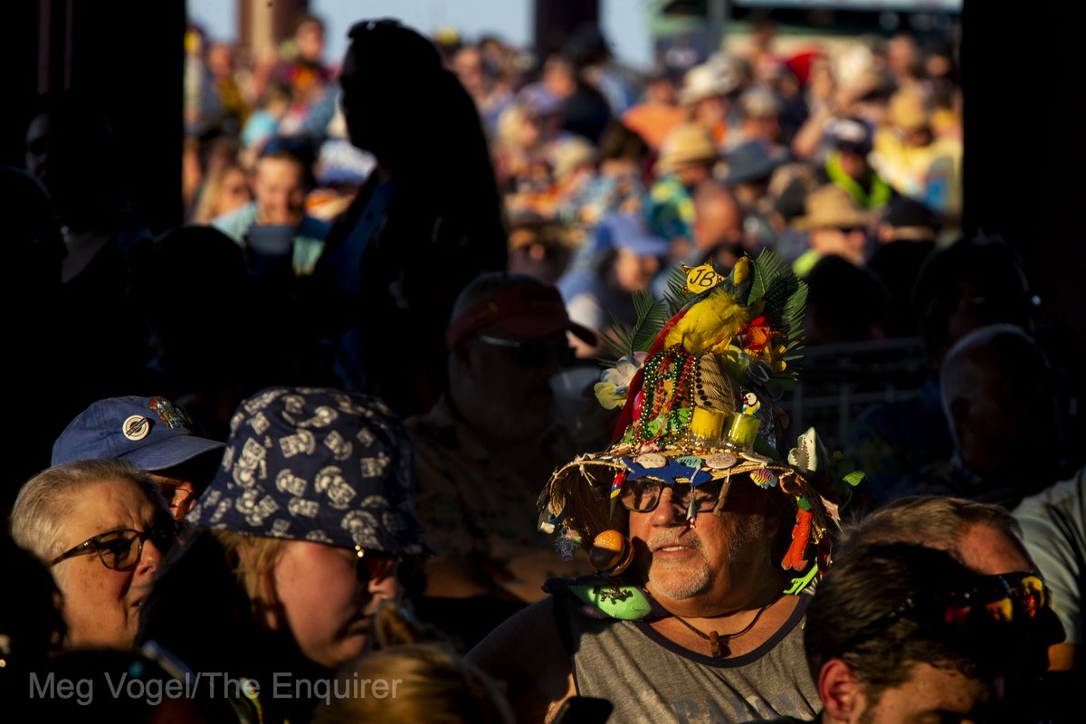 Grapefruit. A bathin' suit. Chew a little Juicy Fruit. Wash away the night.🍹 Thousands of Parrotheads gathered to tailgate and see <a href="/jimmybuffett/">Jimmy Buffett</a> in Cincinnati last night. 🦜🌴🦈

📷: cincinnati.com/picture-galler… <a href="/Enquirer/">Enquirer</a>