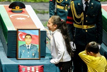 Əziz Kərimovun helikopter qəzasında həlak olan hərbçilərlə vida mərasimi zamanı çəkdiyi foto Azərbaycanda “İlin press fotosu” seçilib.