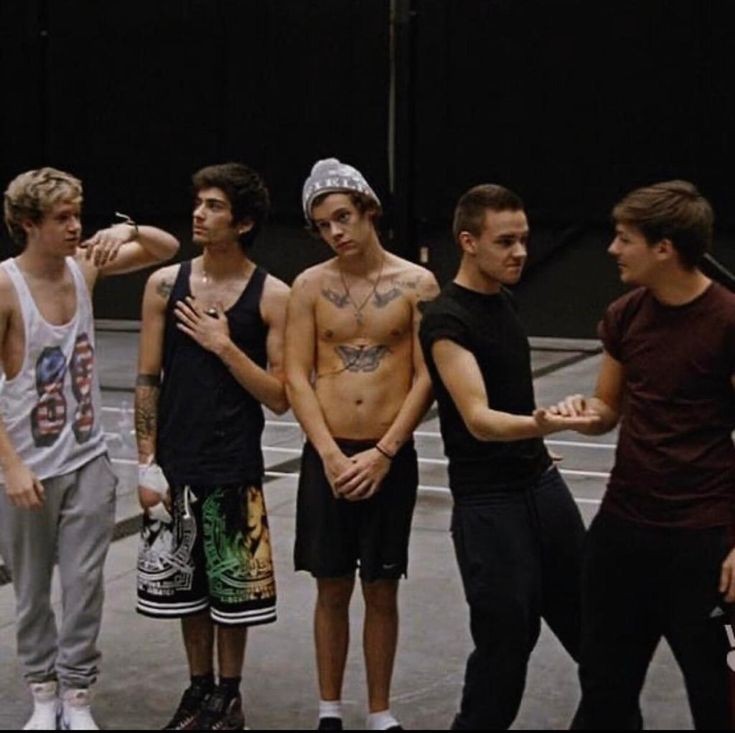 vernontwo_'s tweet photo. "La boyband de mi época one direction, eran chicos normales pero terribles bailarines"

#12yearsofonedirection https://t.co/GSxbX6lwpL