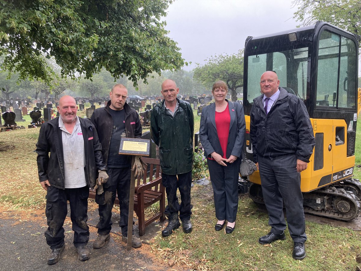 CllrBentham's tweet photo. Meeting the Gold medal holding, Green
flag waving, team of the year for
2020/2021 in Salford's
Bereavement Service, who have done a brilliant job in really difficult circumstances. Barry, Jacob, Alison,
Gemma and Louise,
grounds staff Peter,
"Fred",Simon with Barry. Thank you! https://t.co/PJeOMQy6Kp