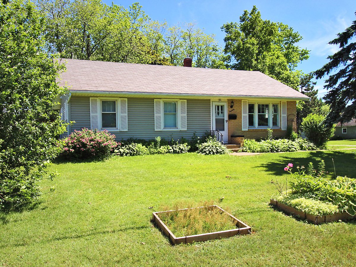 PEIForRent's tweet photo. New Sales Listing: Walk to the water! Updated 3BR 1BA home, desirable #Stratford waterfront community. Perfect for your family or as investment property. Landscaped corner lot, space for big garden. Off-street parking for 3+.

Details: https://t.co/yea2Fqswcp

#PEI #RealEstate https://t.co/qdRxHf1Qxg