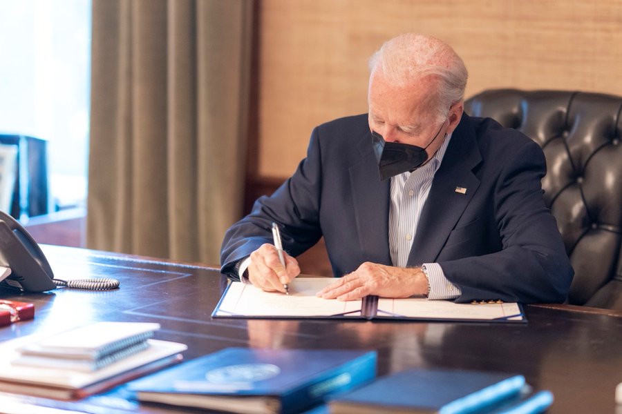 President Biden signs the FORMULA Act into law at his desk.