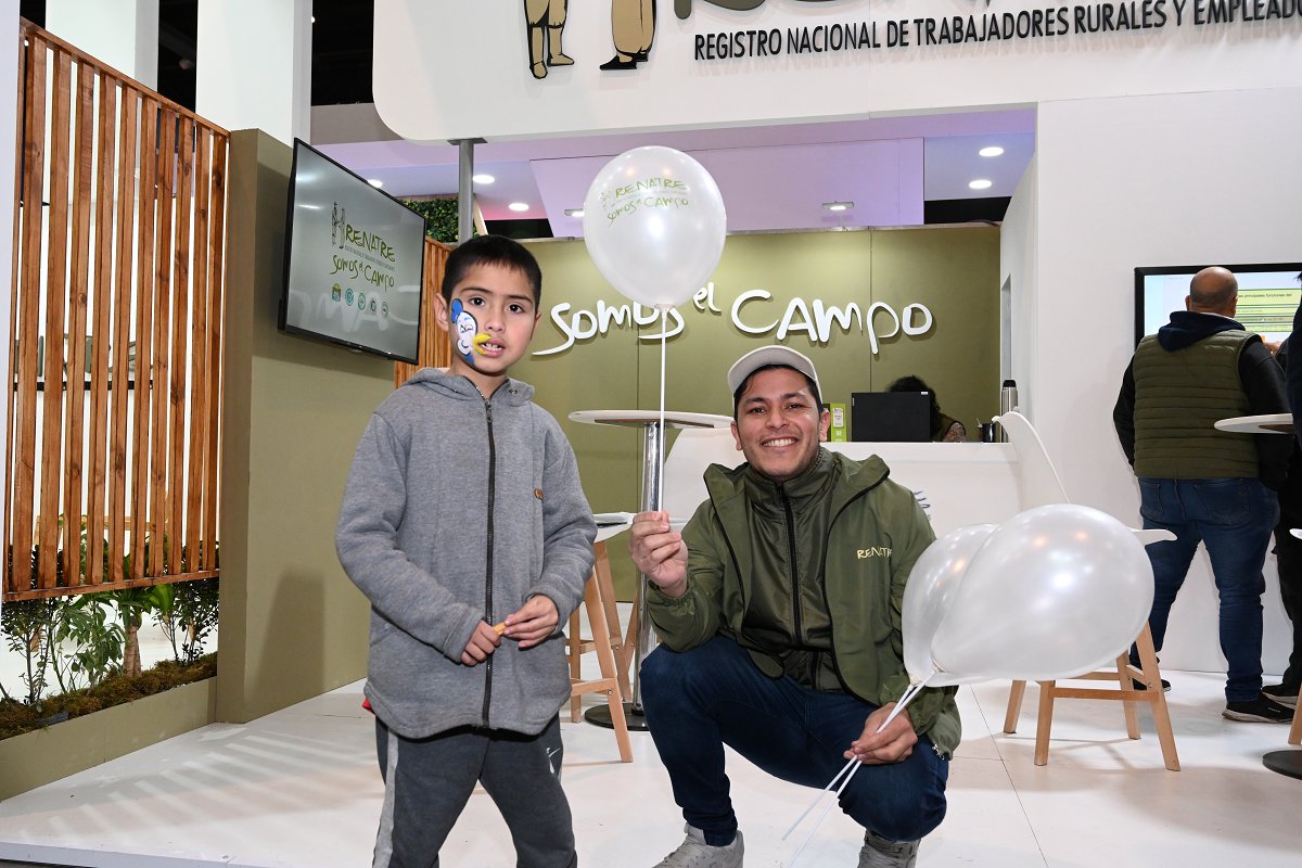 renatreinforma's tweet photo. Pasá por nuestro Stand en la #ExpoRural22 y conocé el #ProgramaCRECER que busca contribuir con el desarrollo integral de niños, niñas y adolescentes, 👨🌾👩🌾 https://t.co/ld57vaDBOe