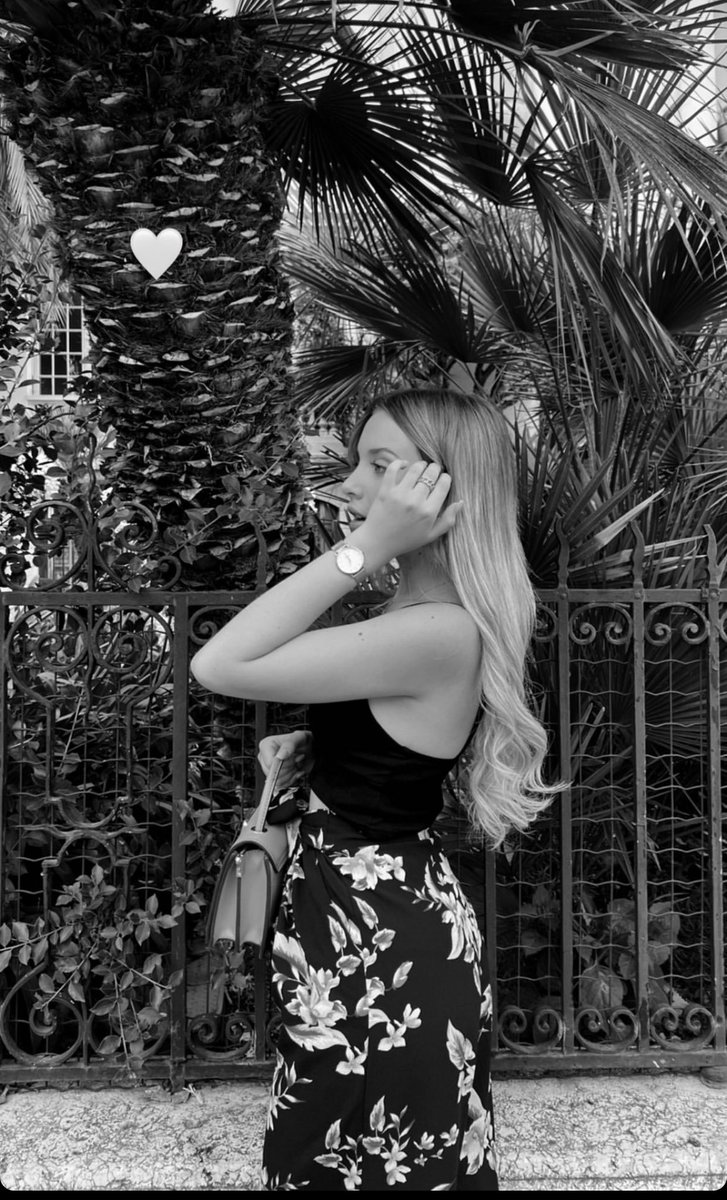 carlamusicoff_'s tweet photo. Vous passez de bonnes vacances mes petits chats ? #holidays #summersummer #frenchriviera #singer #sing https://t.co/ykDNo5kt9O