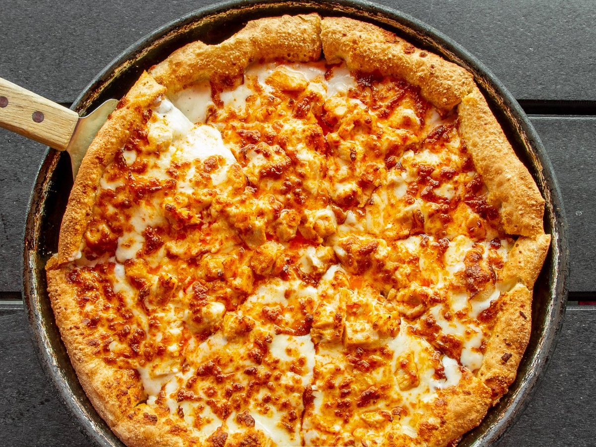 MurrayMrB's tweet image. It's #FreePizzaFriday! Hit that RT button for your chance to win a FREE large one topping from Mister B's! Must follow to win. 🍕🍕