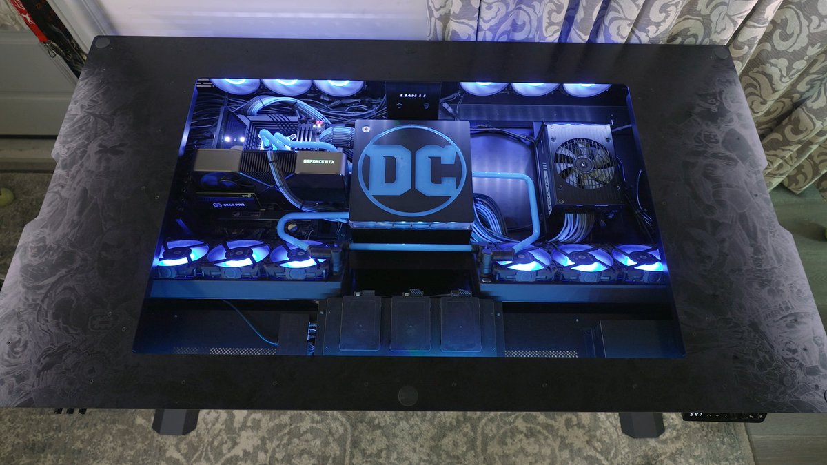 GlobalLianli's tweet photo. So many details in this DC themed DK-05 desk PC for the legendary Jim Lee https://t.co/mcL2NTREh7

#LIANLI #dk05 #dccomics #deskpc #pcmasterrace #customwatercooling #rtx3090ti #pcaddicts #pc #Computer #RGB #pcbuild #PCGamers #CustomPC #gamingrig  #Setups #techworld #gamingsetups https://t.co/q7dewASKIp