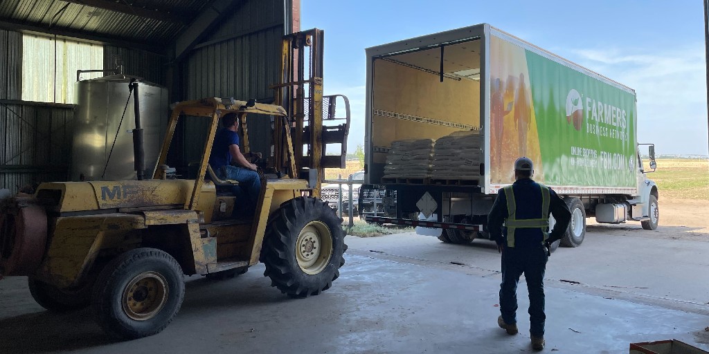 FBNFarmers's tweet photo. Direct-to-farm delivery: we've got it covered even in the busiest seasons. Learn more about our delivery promise: https://t.co/yhMxlpGi8m 

#FBNdelivers https://t.co/5RyanWp0e2