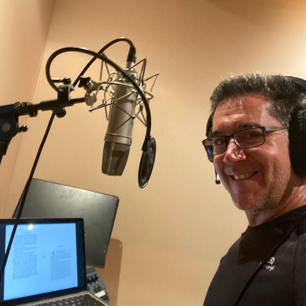 He acabat d’enregistrar l’àudiollibre d’#elfabricantderecords a @estudis441 d’#Aiguaviva #premiprudencibertrana2022  @fundaciobertrana @laura_guilera_vella <a href="/columnaedicions/">Columna</a> @pontasagency <a href="/illadelsllibres/">L'Illa dels Llibres</a> <a href="/llibreters/">Gremi de Llibreters de Mallorca</a> @grup62_ A partir del 20 de setembre el podreu llegir o escoltar