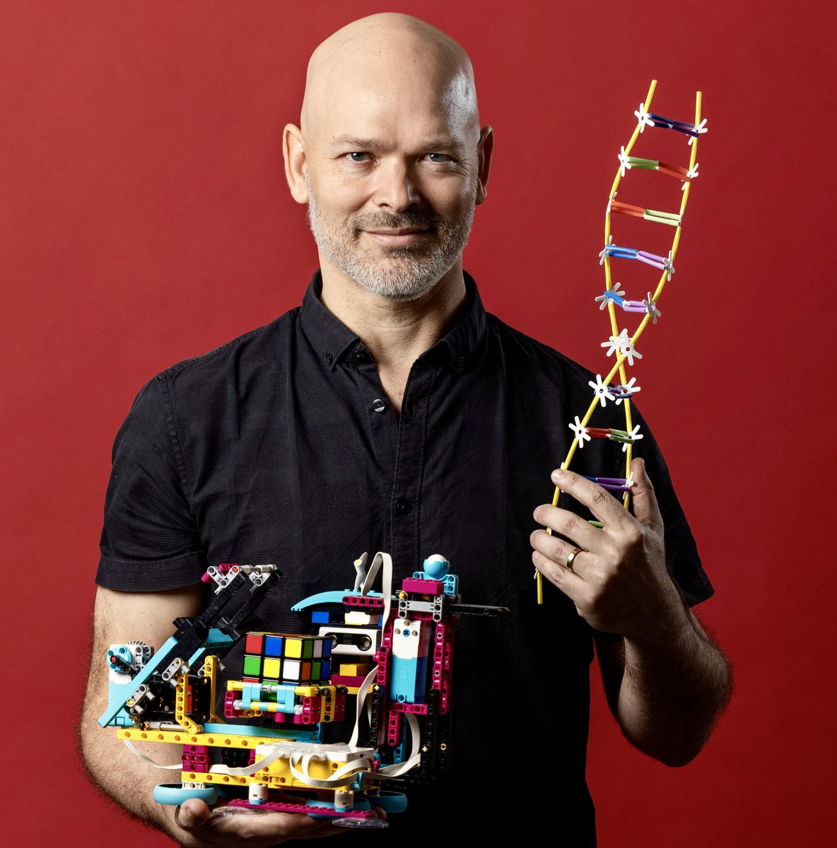 integreateach's tweet photo. Teacher and author Philippe Longchamps, displaying a Lego ® Spike™ Robot programmed to solve the Rubik’s Cube, and a representation of a DNA Helix in 4DFrame. #integreateach #4Dframe
Photo by André de Loisted https://t.co/JGi2pzp4W3