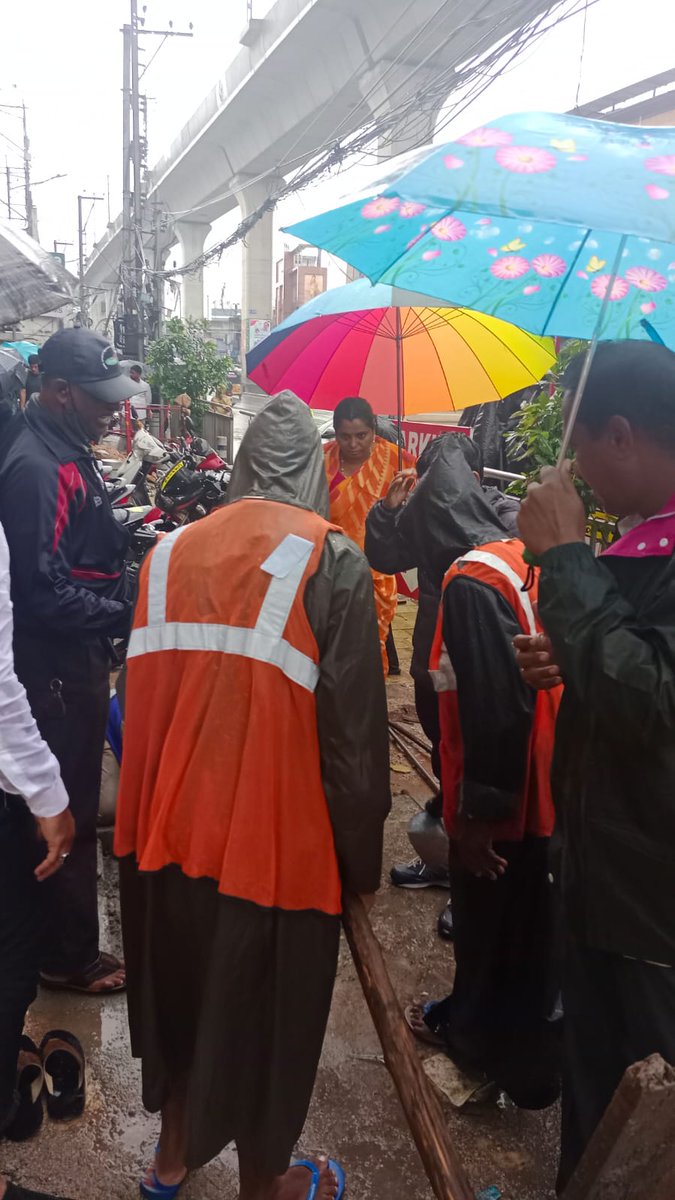 sangeetha_vanam's tweet photo. On the instructions of Hon'ble Jubileehills MLA Maganti Gopinath garu inspected clearance of drainage due to which large amounts of water was getting stagnated along with GHMC and waterworks officials near image hospital today. https://t.co/O68hfvRCHO