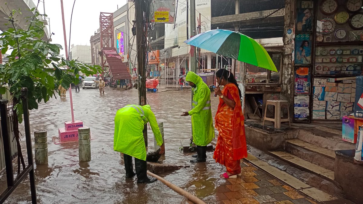 sangeetha_vanam's tweet photo. On the instructions of Hon'ble Jubileehills MLA Maganti Gopinath garu inspected clearance of drainage due to which large amounts of water was getting stagnated along with GHMC and waterworks officials near image hospital today. https://t.co/O68hfvRCHO