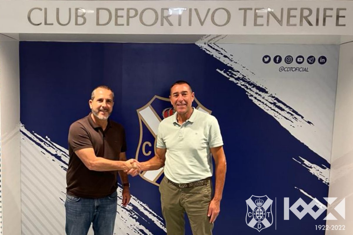 CdtCantera's tweet photo. 🤝🏽 Reunión positiva con la #UDIcodense. Tanto su presidente, Juan Reyes, como el directivo Honorio Herrera departieron sobre el fútbol base y las posibilidades de colaboración entre ambas entidades.
#CanteraCDT @CDTOficial #UnSentimoentoQueNosUne https://t.co/W64kZfLtY8