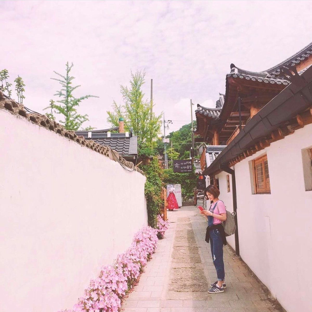 이 사진 좋아
알수없는 핑크 필터.. 
핑크 반팔에 청멜빵..