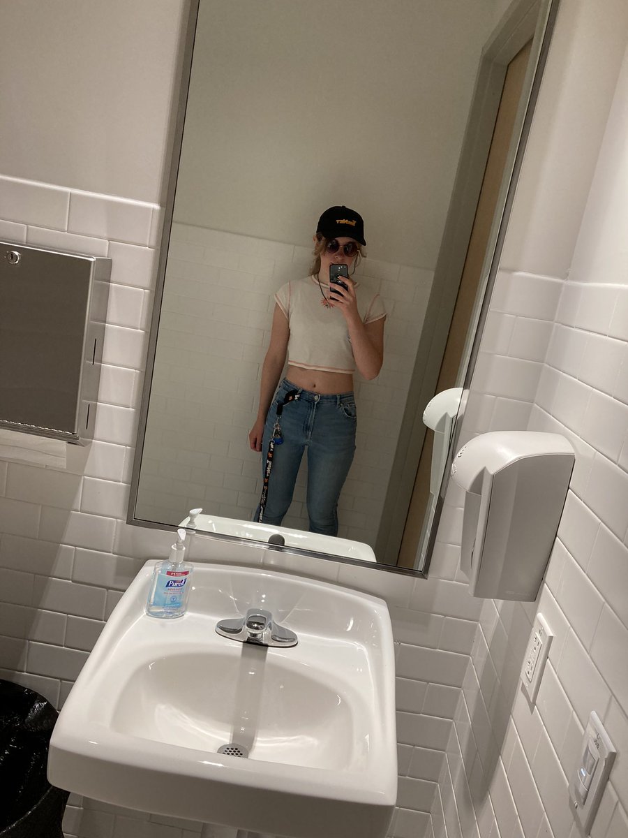 Ellie ⛄️ tweet media