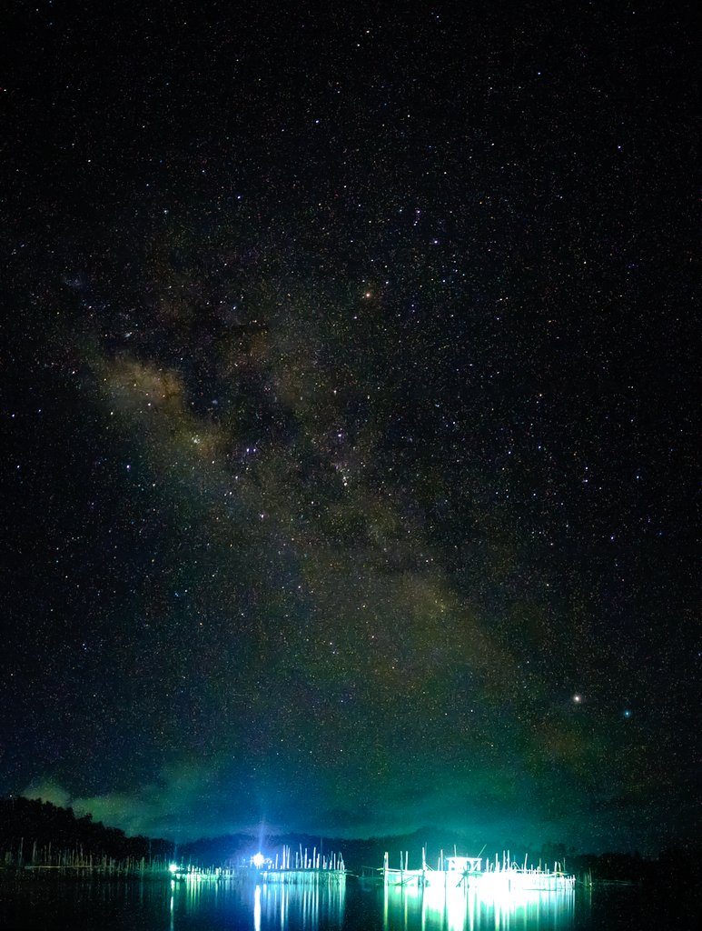 Astroph21's tweet photo. "Look at the stars, look how they shine for you." — Coldplay, "Yellow"

07.22.22 / 08:10pm
Realme 6pro

#Astrophotography #AstroPH #MilkyWay #milkywaycore #Stars 
#NightPhotography https://t.co/YMtkZ6UbHt