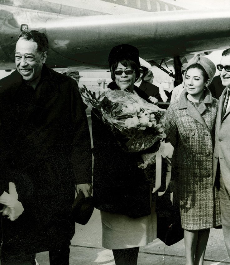 Núria Feliu rebent a Duke Ellington i Ella Fitzgerald a l'Aeroport del Prat, gener de 1966.