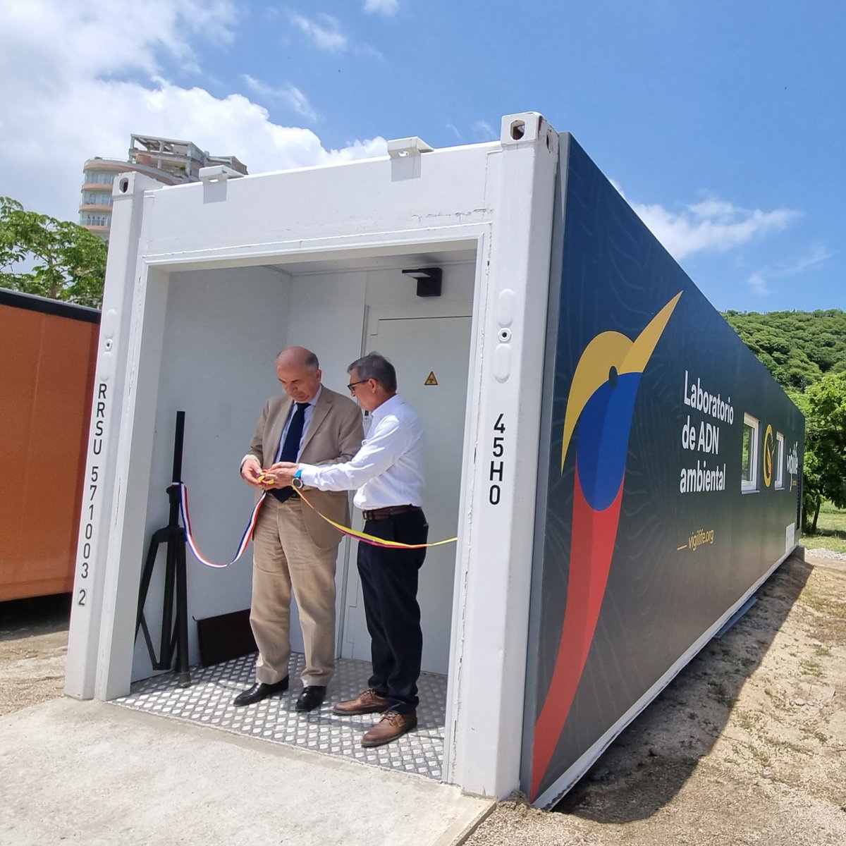 Installation in #Colombia of the first #eDNA mobile laboratory financed by the french <a href="/DGTresor/">Direction générale du Trésor</a> in the context of a partnership between <a href="/invemarcolombia/">INVEMAR</a> and <a href="/SPYGEN_Lab/">SPYGEN</a> as a keystone for the development of #Vigilife and allowing local #biodiversity analyses.