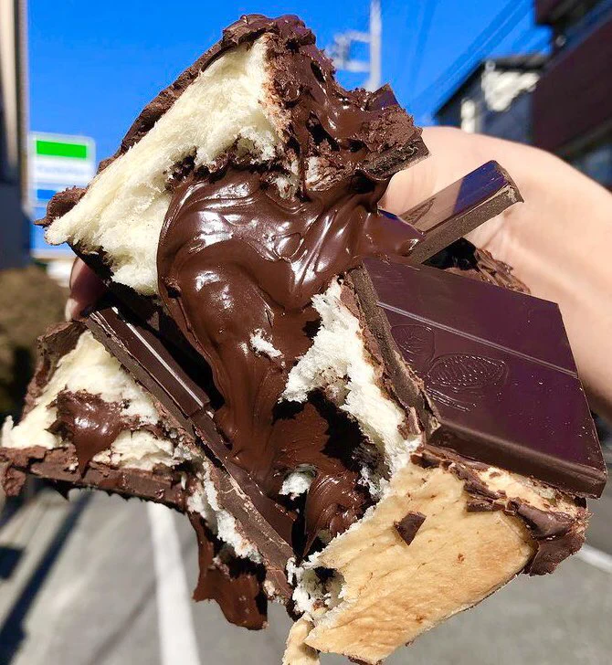 チョコの塊！？三軒茶屋「コーヒーandトースト」のチョコレートパンが衝撃的。