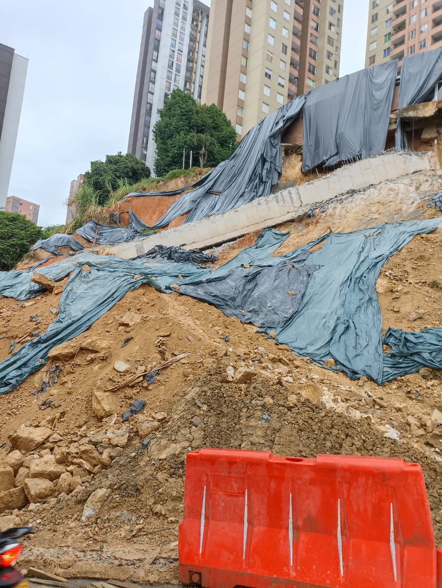 alejavaos's tweet photo. #atavanza @RodeoAlto #sosgood #sosrodeoalto sin agua todo el fin de semana y el @DAGRDMedellin no autoriza apertura de vía. @EPMestamosahi pondrá un carro tanque arriba del derrumbe? @QuinteroCalle para cuando es q vas a tomar medidas reales para abrir la vía? O solo era pantalla https://t.co/urzCAu6SU6