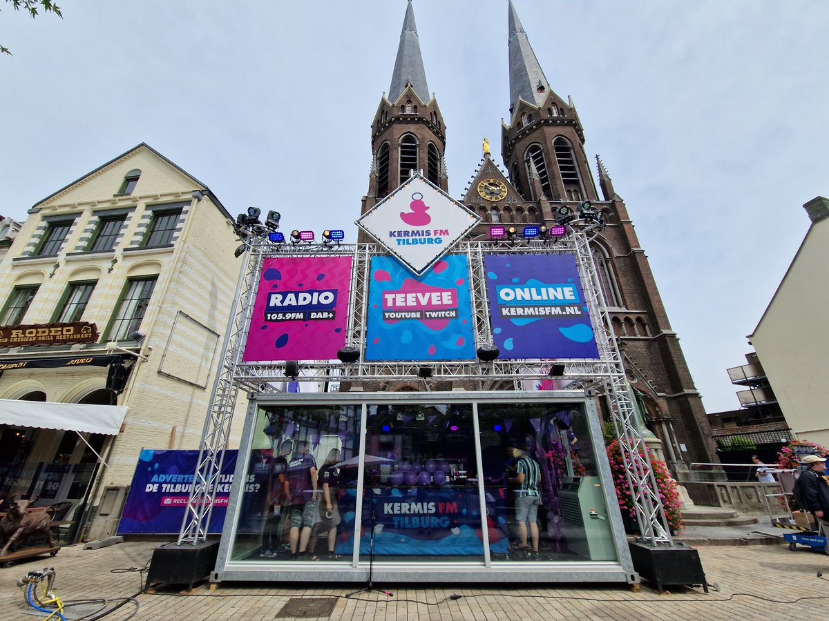 ArnoLeblanc's tweet photo. En we zijn weer gestart met @kermisfm. Weer 10 dagen ouderwets knallen tijdens de @KermisinTilburg. Lekker meeluisteren of kijken via 105.9 FM in Tilburg, DAB+ in heel Nederland en https://t.co/IOMTLyqKQx! 🎡 https://t.co/SIGr3DC1oQ