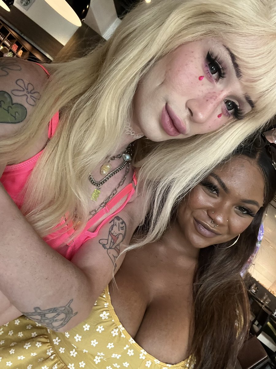 Jenna Gargles on Twitter: "Just a casual photo of me and Avery jane