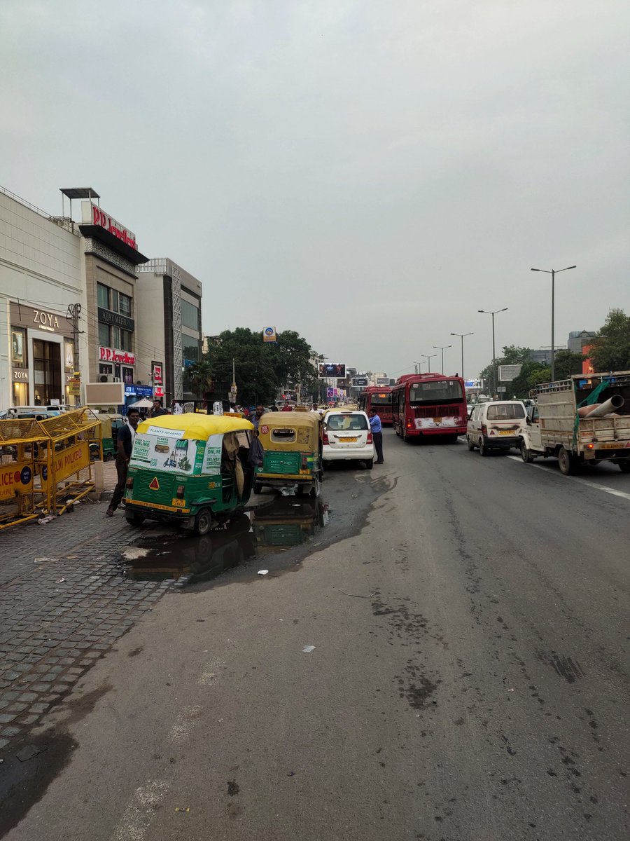 deepakkumarr_'s tweet photo. @LtGovDelhi @CPDelhi @dtptraffic @DelhiPolice #SOUTHEX RING ROAD लाजपत नगर की और जाने वाली सड़क पर अवैध पार्किंग बनाकर बहुत से कार और ऑटो वाले जाम लगा कर खड़े हैं ट्रैफिक पुलिस गायब है कोई इनको नियंत्रित नहीं कर रहा है इनकी वजह से #ट्रैफिक_jam लगता है
पूरी बस लेन रोक रखी है https://t.co/saHeq1KNhv