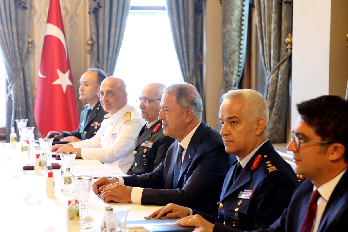 tcsavunma's tweet photo. 1⃣ Millî Savunma Bakanı Hulusi Akar, Türkiye’nin gayretleriyle ortaya çıkan tahıl sevkiyatına yönelik mutabakatın imza töreni için İstanbul’a gelen Rusya Federasyonu Savunma Bakanı Sergey Şoygu ile Kalender Kasrı’nda bir araya geldi.
https://t.co/aj8KaMz0jb
#MSB #HulusiAkar https://t.co/bTyglsfCwj
