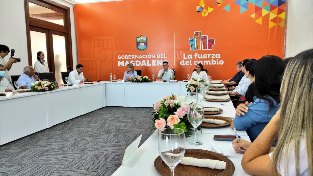 MagdalenaGober's tweet photo. El gobernador @carlosecaicedo y la alcaldesa @VirnaJohnson en reunión con comité Integremial:  @CamComercioSM
@ProMagdalena
@HotelesenSmr @asbama_ @AuguraColombia
@FenacovenN
@FenalcoNacional
@ProsantamartaV
@UndecoSM @FITACNAL
@Acodresmag
@AnatoNacional 

https://t.co/Vw6apLpeEO https://t.co/v4zDAnV60D