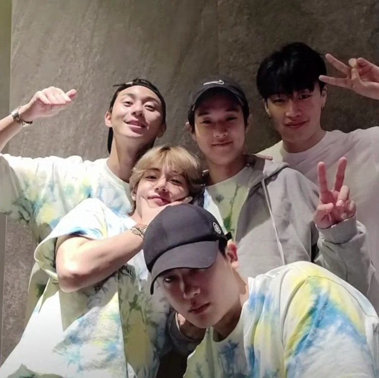 starhobii's tweet photo. TAEHYUNG TÁ LOIRO?????£÷&amp;'WBDHDHE7BEUEUDD https://t.co/5mAdKsgCFE